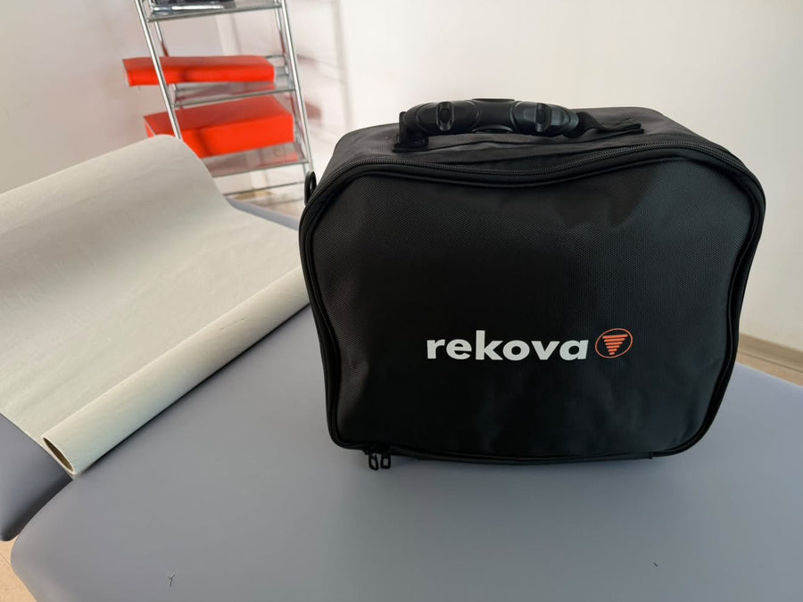 Sacoche Rekova One posée sur une table de soins